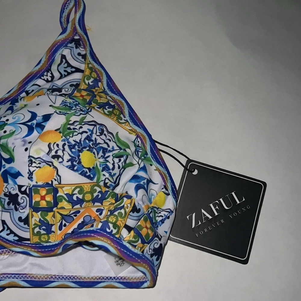 ZAFUL Ribbed V-Wire Bikini top.  Size M.  New with tag.